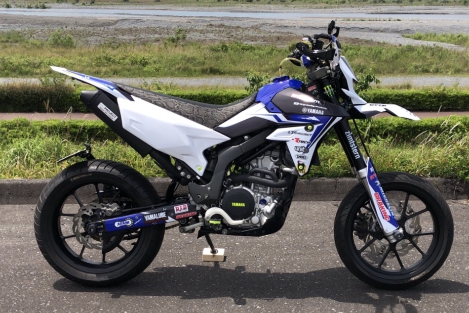 Drip Racing Products WR250X・R 白樹脂 オリジナルサイドカバー_車両装着例