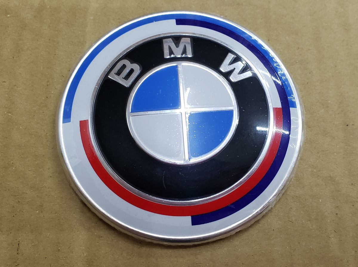BMW 50th エンブレム ボンネット 82mm 新型 50周年 M クラシック F20 F21 F40 F22 F23 F44 F45 F46 F87 F30 F31 F34 F80 F36 F82 F83_画像1