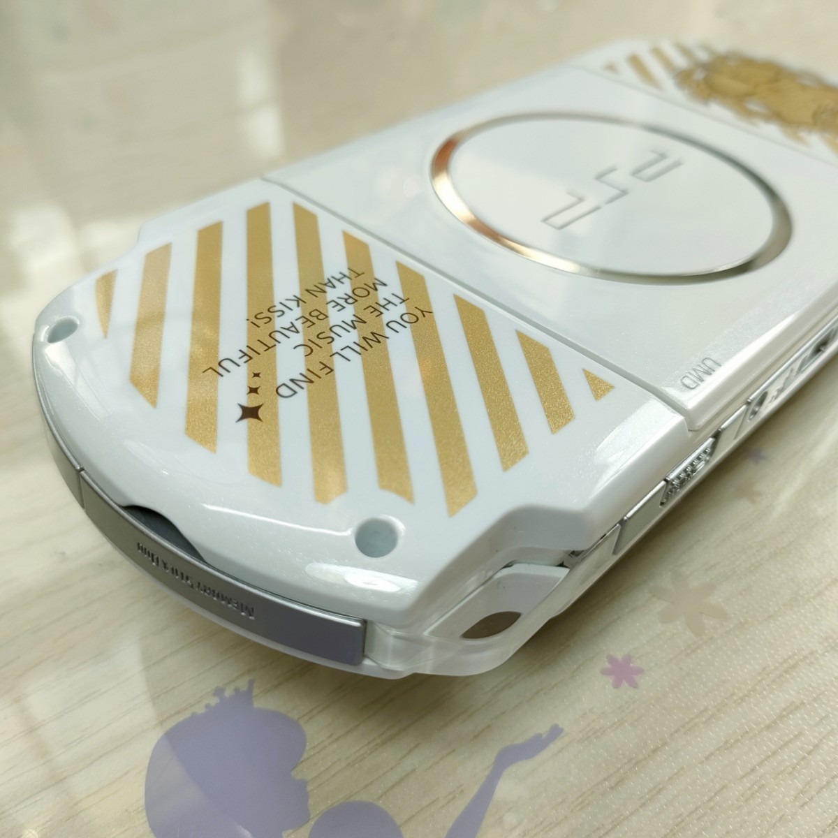 美品 希少 PSP 3000 うたプリモデル 本体 バッテリー 純正充電器 メモリースティック4GB 液晶保護フィルム うたのプリンスさまオールスター_画像6