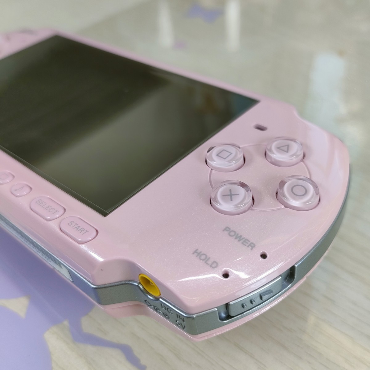 美品 PSP 3000 ブロッサムピンク 本体 バッテリー ソニー純正充電器 メモリースティック2GB 液晶保護フィルム モンハン3_画像3