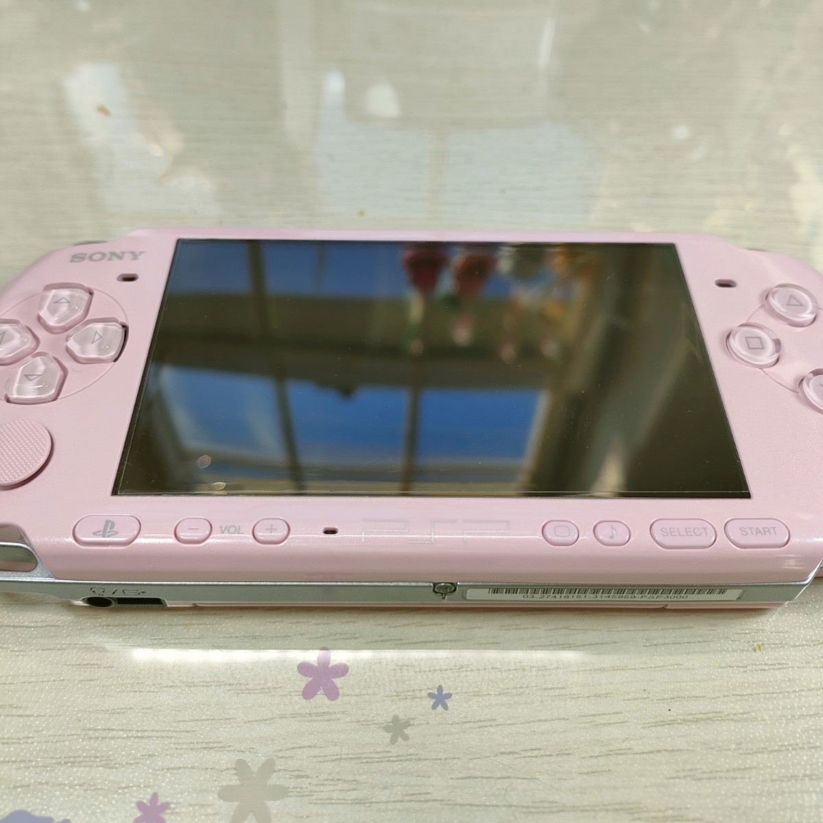 美品 PSP 3000 ブロッサムピンク 本体 バッテリー ソニー純正充電器 メモリースティック2GB 液晶保護フィルム モンハン3_画像2