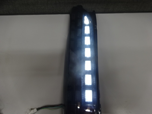 (915) ハイエース 200系 社外LEDテール スモーク 左右 流れるウインカー_画像4