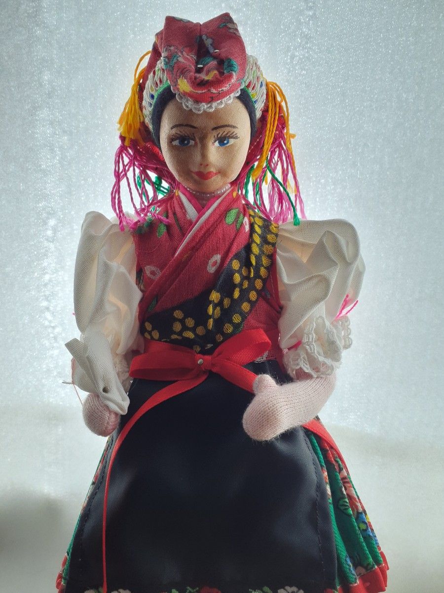 ハンガリー民族衣装の人形 。値下げしました。