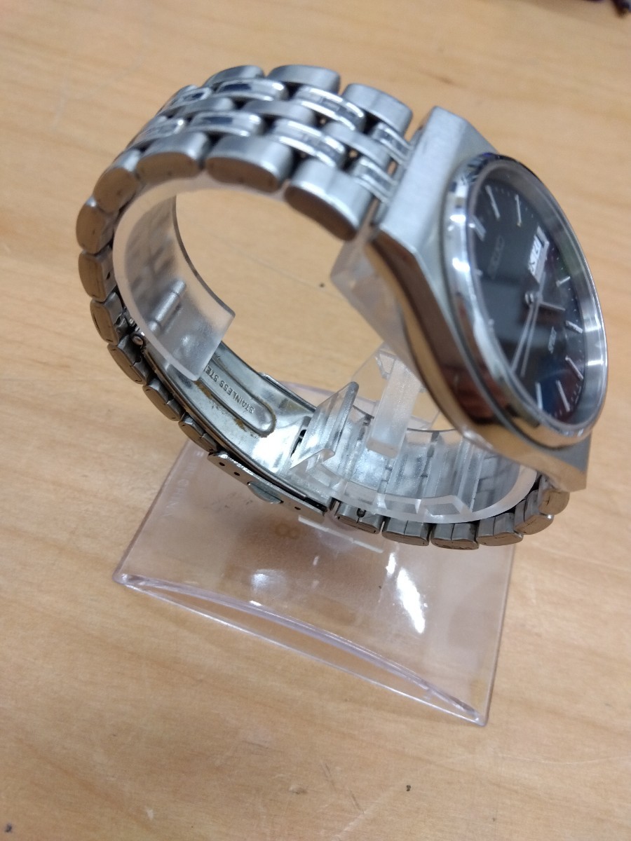 【c013】【稼働品・電池交換済み】 SEIKO セイコー SPIRIT スピリット 7N48-7A10 クォーツ QZ 3針 デイデイト 腕時計 黒文字盤 ブラック_画像2