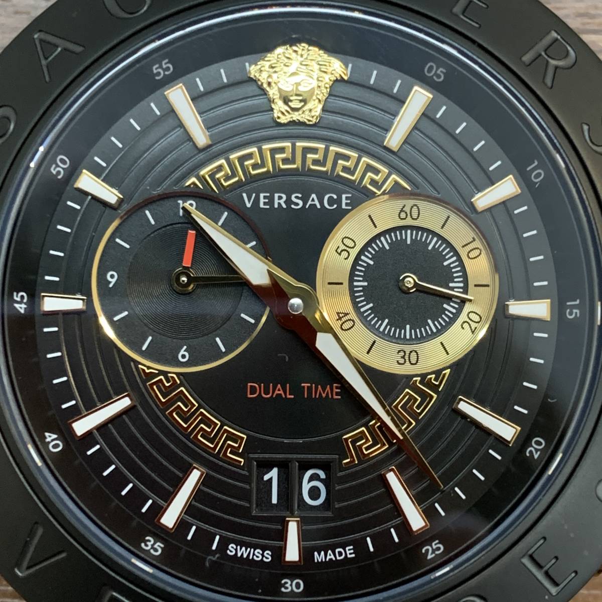 【稼働品】VERSACE VEBV00619 / 腕時計 クォーツ 電池 メンズ ヴェルサーチ ゴールド ブラック_画像4