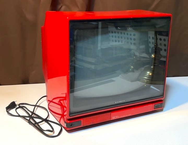 ■47 SANYO サンヨー カラーテレビ C-14B10N IC/トランジスタ式 レッド/赤 昭和レトロ オブジェ インテリア 飾り_画像1