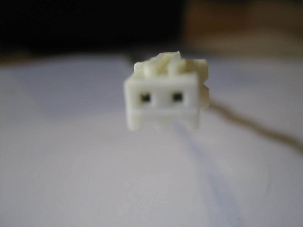 未使用　白色のコネクタ差しこみタイプAMラジオのループアンテナ　ミニコンポなどに接続　_コネクタの形状です。