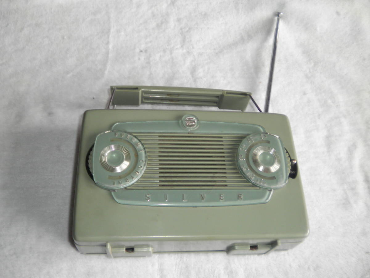 シルバーの電池管式ラジオ