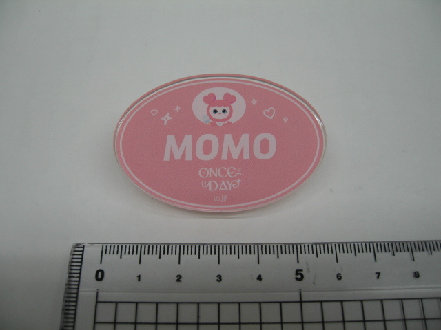 0o1h2A TWICE ランダムネームバッジ MOMO(モモ)(開封品)_画像3