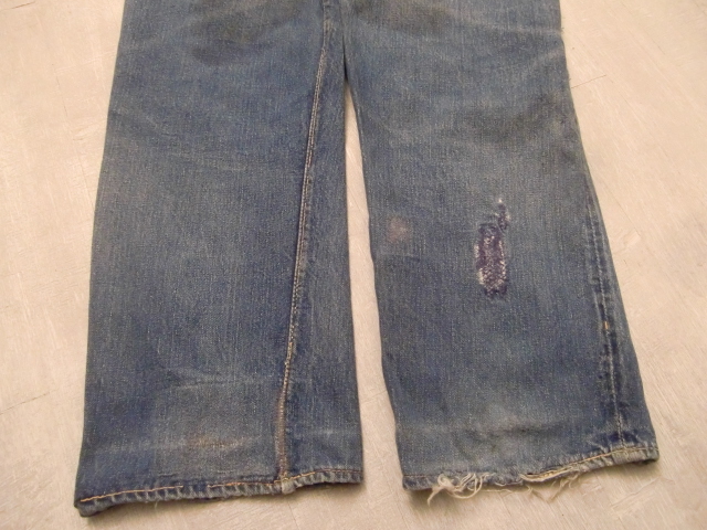 送料無料 50’s Levi's 501 XX 革 レザーパッチ 実寸W82cm L70cm USA製 50年代 Big-E リーバイス VINTAGE ンテージ 銅 通常R ギャラ 入り_裾部のダメージとリペア