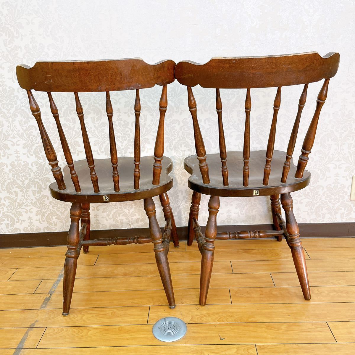 1AA30 キツツキマーク アンティークチェア レトロ ウィンザーチェア 木製 椅子 2脚セット 中古 現状品_画像2