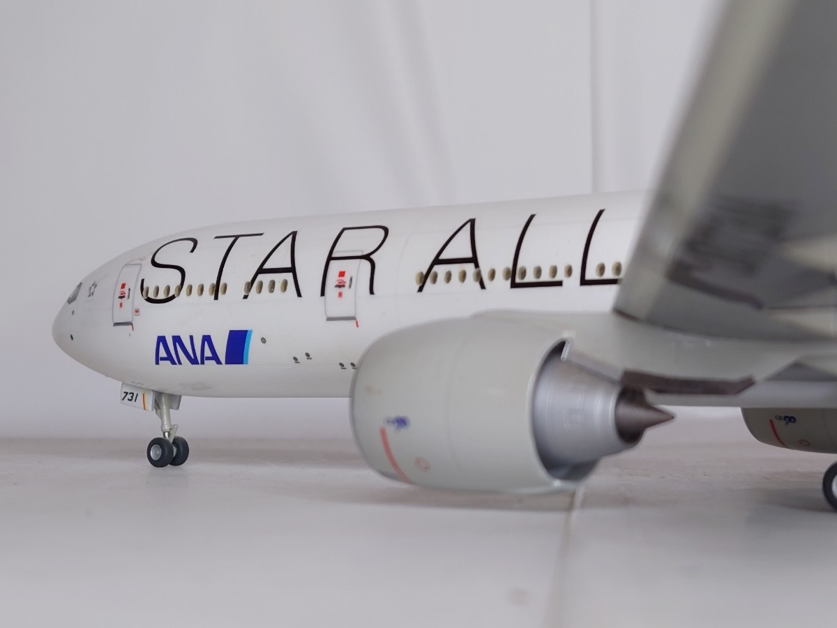 1/200 BOEING 777-300ER ANA JA731A (STAR ALLIANCE livery) ハセガワ組み立てキット塗装完成品_画像5