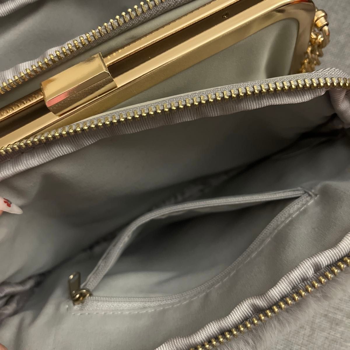 ショルダーバッグ チェーン 肩掛け 長さ調節可 ファー グレー レディース ハンドバッグ 未使用 美品 ポケット多数 がま口 鞄 
