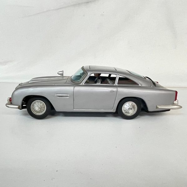 O450-K32-3383 007 JAMES BOND GILBERT ASTON MARTIN DB5 アストンマーティン ジェームスボンド ミニカー フィギュア 全長約30cm ⑤_画像5