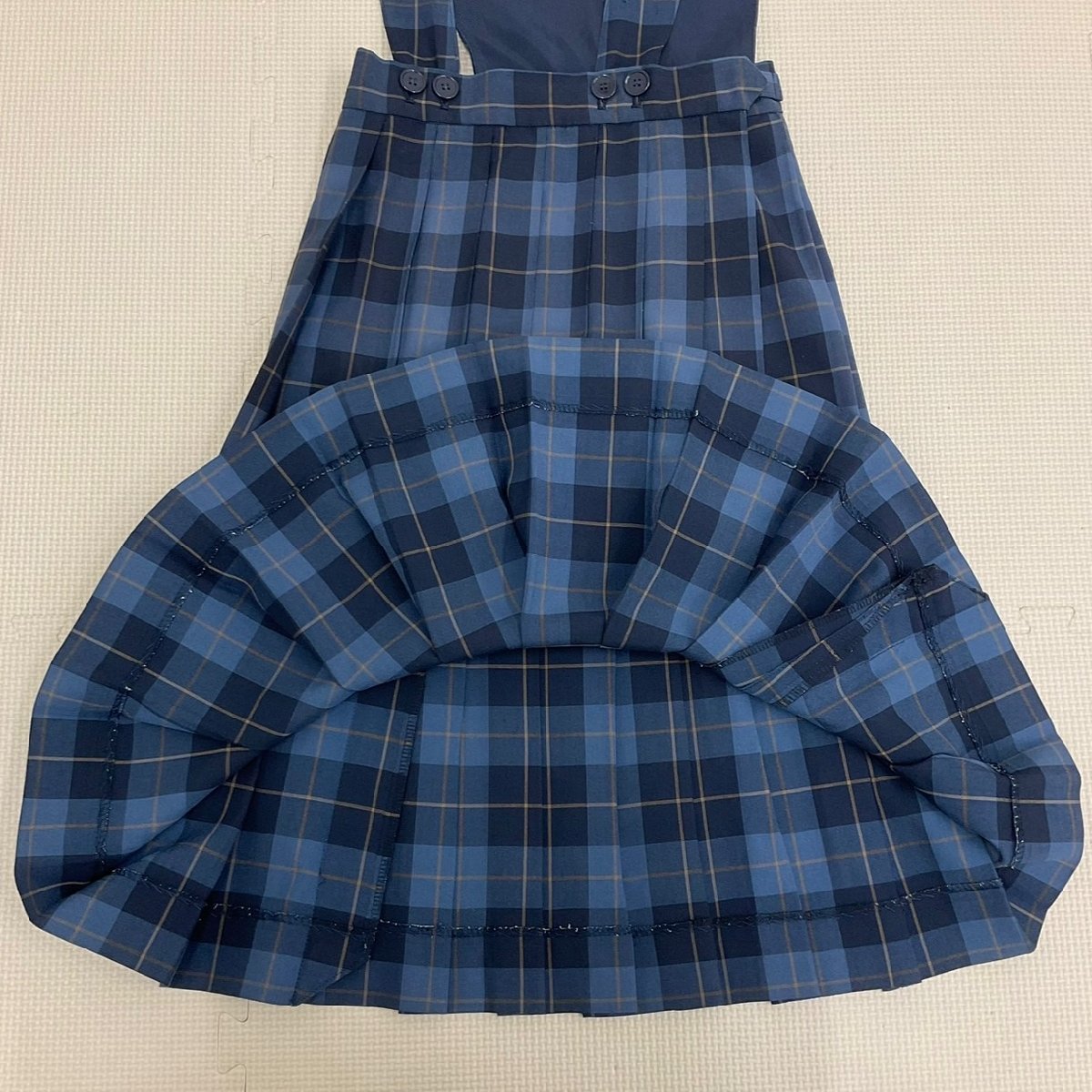 U350/S956(中古)福岡県 志免中学校 女子制服2点 /旧制服/M/W63程度/半袖ブラウス/夏用ジャンパースカート/夏服/青チェック/学生服/卒業生品_画像8