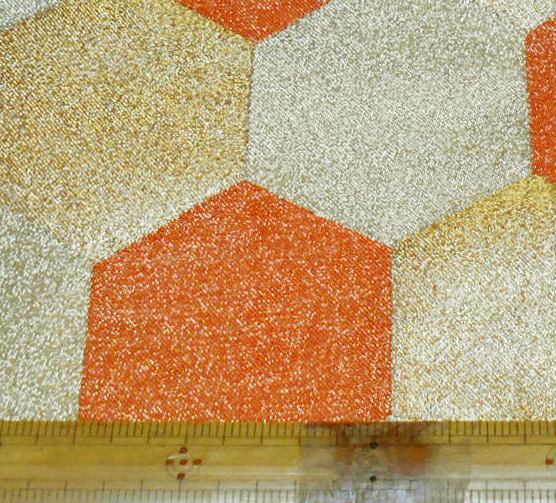 在庫整理　新古品　化繊金襴の反物から 色濃淡にオレンジの亀甲模様　幅70㎝、長さ50㎝　クッションにも_画像1