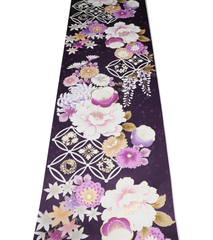 252-２番 新品 化繊（ポリエステル）振袖用生地端切れ 38.5㎝×145㎝　吹雪に桜の地模様入　紫蘇紫に梅や菊や牡丹や藤の花など　金彩加工入_画像2