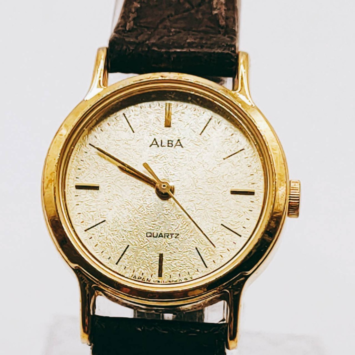 #4 SEIKO セイコー ALBA アルバ V811-D780 腕時計 クウォーツ 3針 金色文字盤 ゴールド基調 時計 とけい トケイ アクセサリー ヴィンテージ_画像1