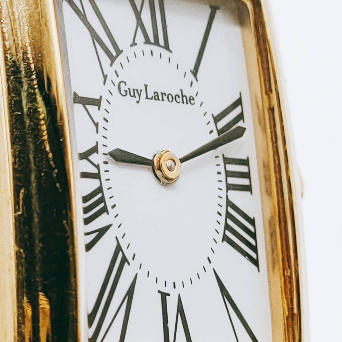 #147 Guy Laroche ギラロッシュ 腕時計 アナログ 2針 白文字盤 ゴールド基調 時計 とけい トケイ アクセサリー ヴィンテージ アンティーク _画像3