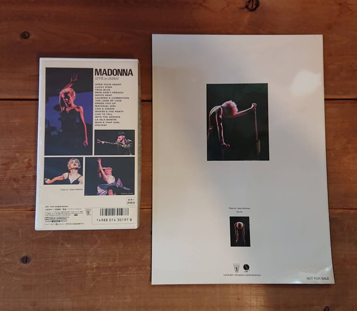 〓マドンナ〓MADONNA/LIVE in JAPAN/VHSテープ/特典パンフレット/中古の画像2