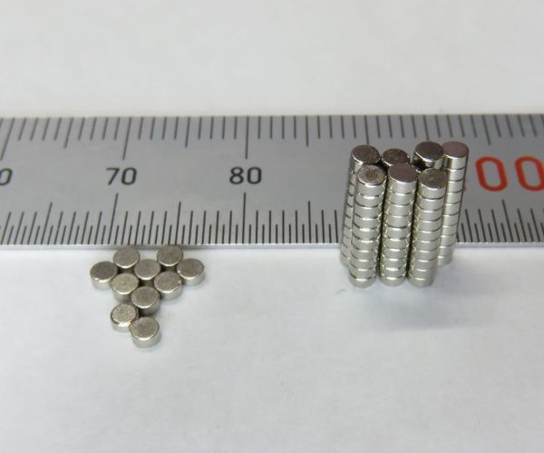 新品♪ 極小 小型 ネオジム磁石 マグネット 直径 2mm 厚さ 1mm 80個セット! ガンプラ プラモデル 工作 DIY フィギュア アクセサリ などに！_画像1