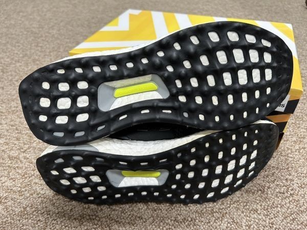 【D70】未使用 adidas アディダス ultra boost ウルトラブースト スニーカー シューズ 靴 黒 ブラック メンズ 男性用 現状品_画像2