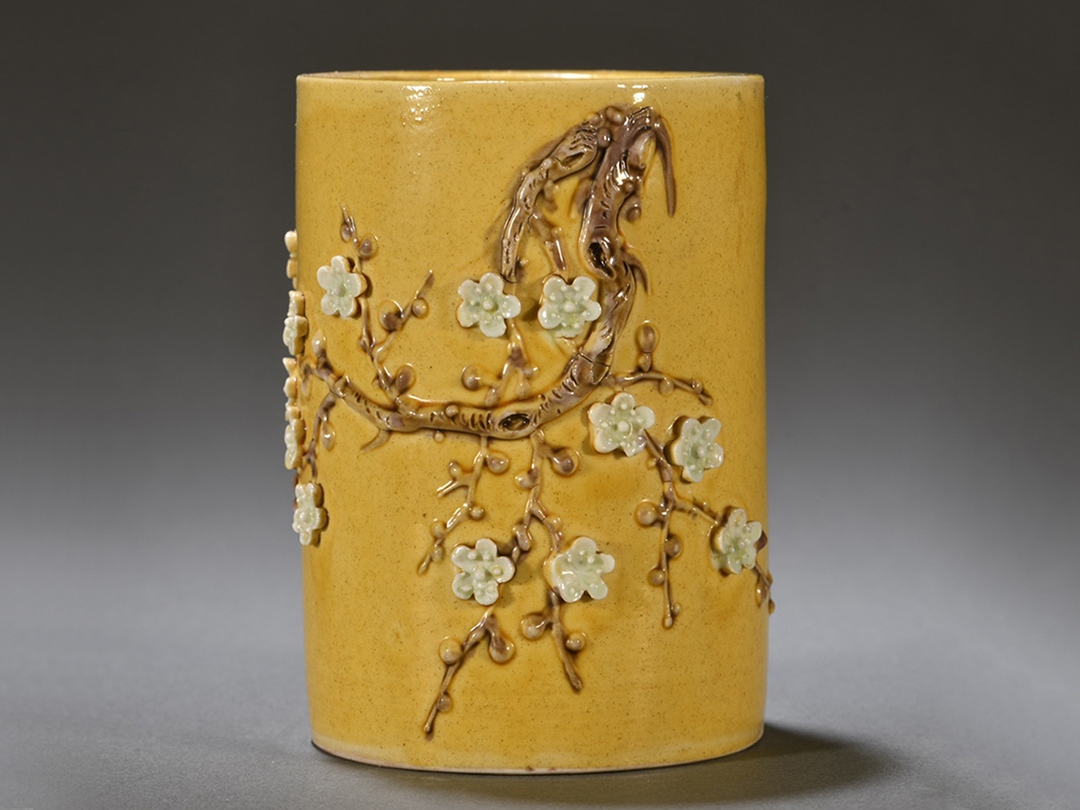 ▽鴻▽清朝時代 陶磁器 黄釉彫刻梅花紋筆筒 染付 時代物 中国古美術 骨董品