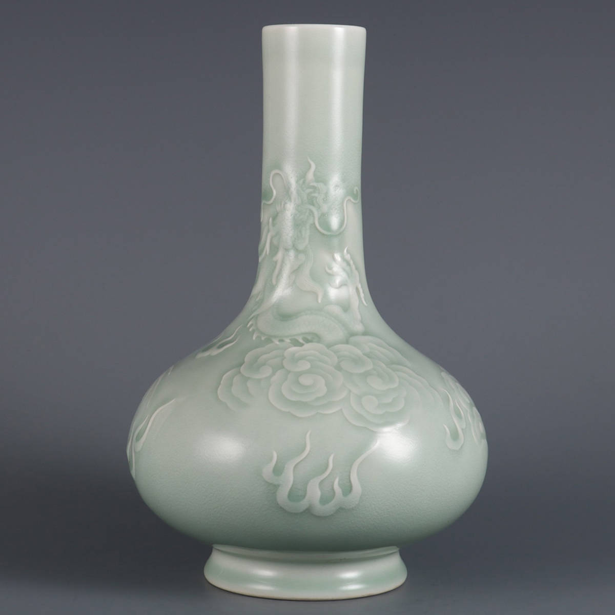 100%正規品 乾隆年製款 陶磁器 ▽鴻▽清朝時代 豆青釉彫刻雲龍紋胆瓶