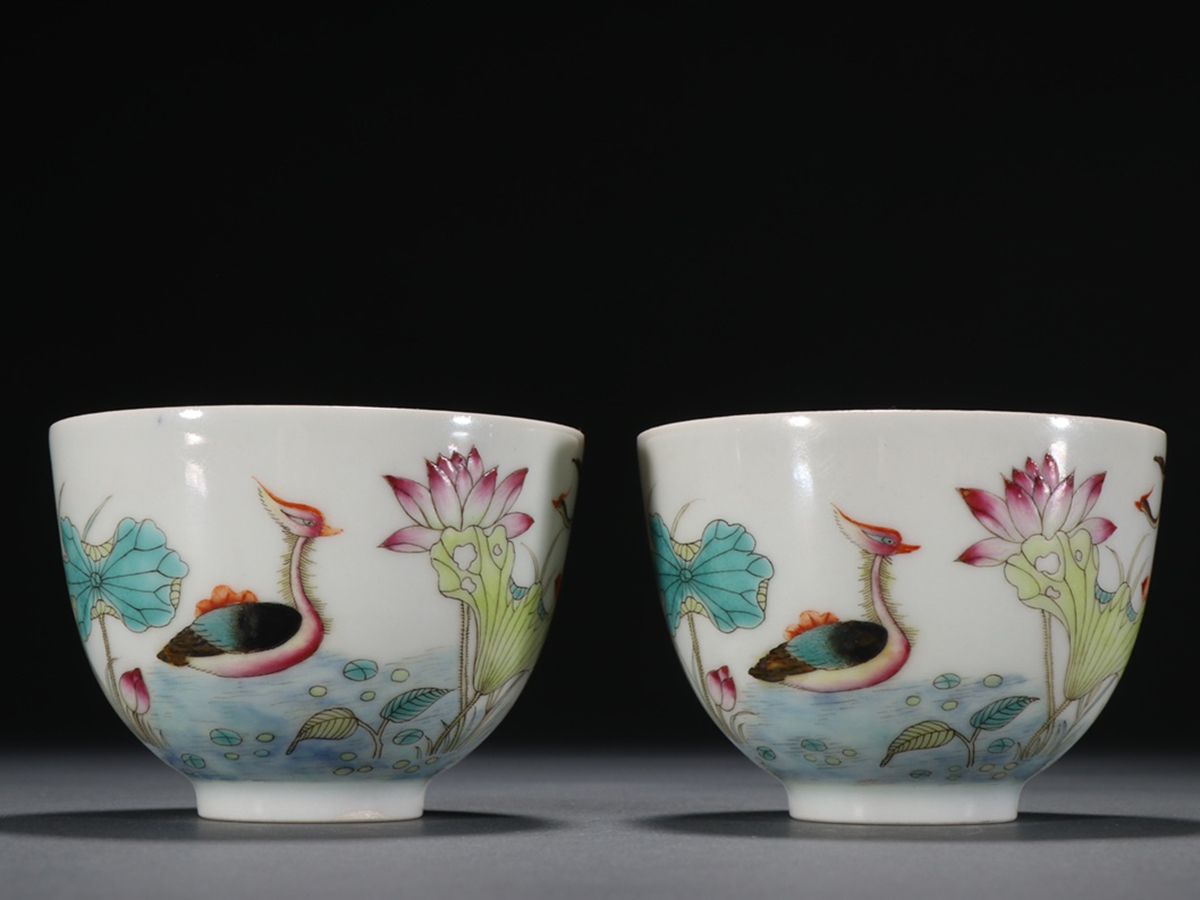 ▽鴻▽清朝時代 陶磁器 粉彩荷花紋杯一対 乾隆年製 染付 時代物 中国古美術 骨董品