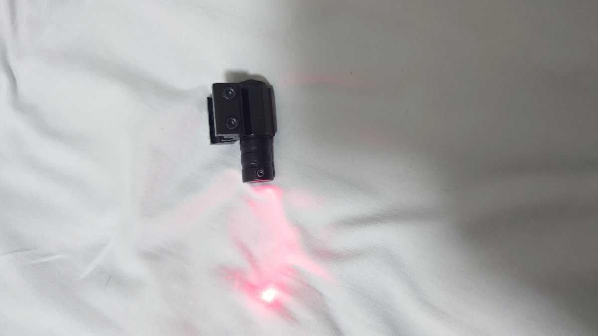レーザーポインター　　レーザーサイト 赤 エアガン パーツ サバゲ 20mmレール用　金属ボディー_画像2