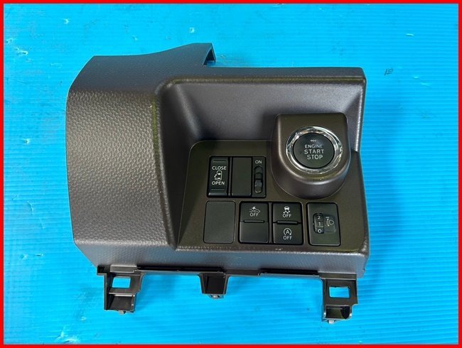 ルーミー　M900A　パワースライドドアスイッチ　管理番号　4828_画像1