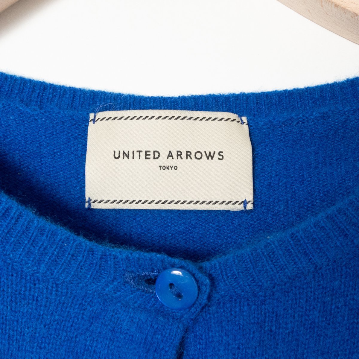 UNITED ARROWS トップス ユナイテッドアローズ カーディガン ブルー 青 差し色 綺麗め カジュアル 羽織り ニット ウール100% 秋冬 日本製_画像2