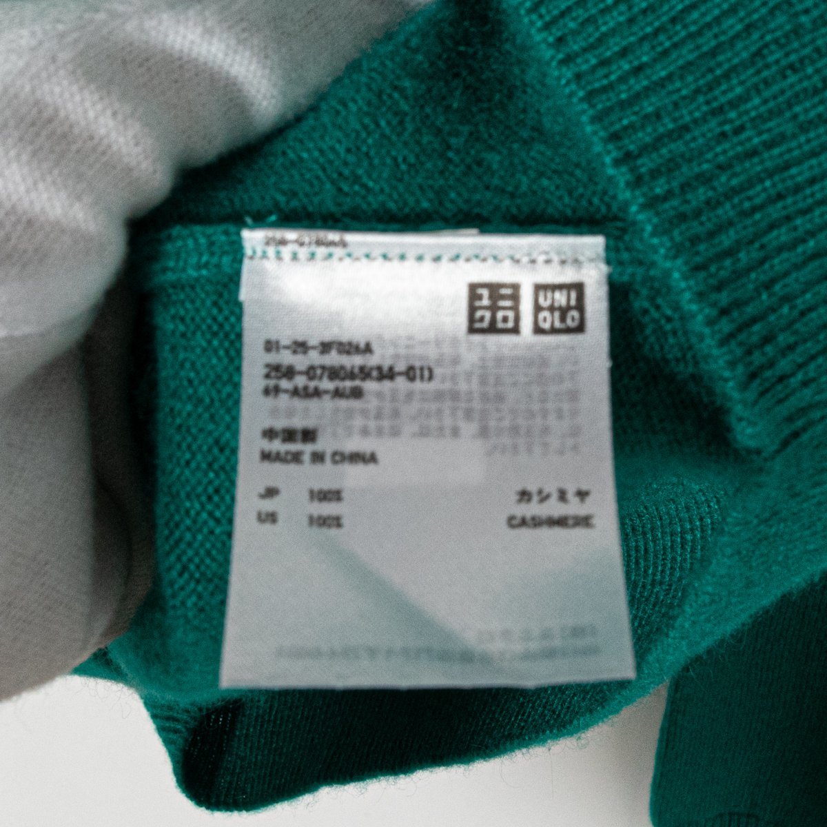 UNIQLO ユニクロ カシミヤVネックセーター 長袖 Mサイズ カシミア100％ シンプル 冬 レディース 女性 エメラルド 暖か 定番 綺麗め 差し色_画像3