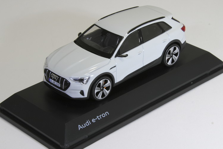 スパーク 1/43 アウディ e-tron EV Glacier White 2018