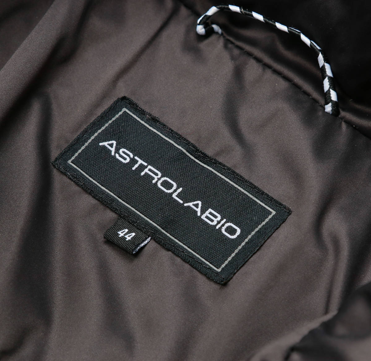 XR01　イタリアASTROLABIO　中綿コート　レディース　46　軽量　ひざ丈　スリム　ジャケット　セレブ愛用　シンプル　コート　フード着脱可_画像6