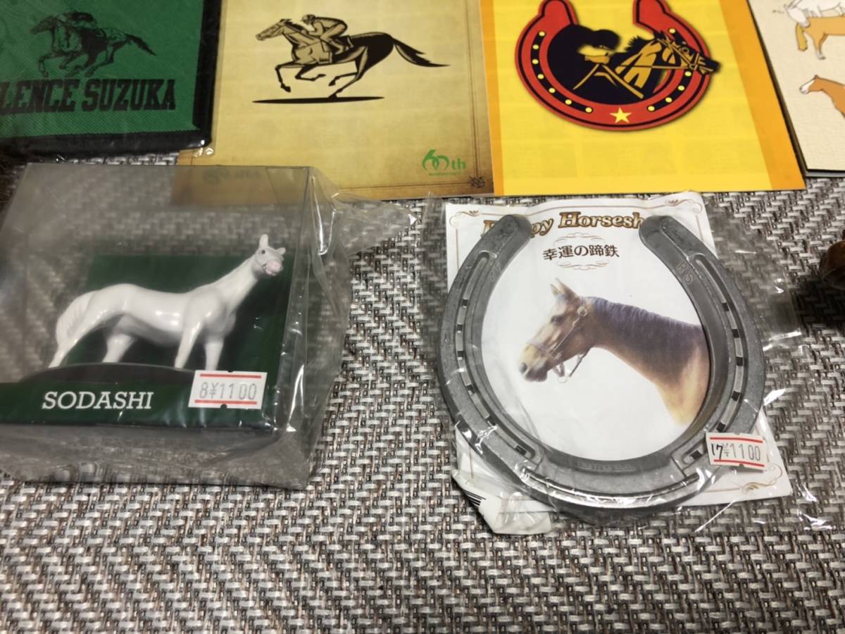 【DA-4】競馬 引退品 グッズ いろいろ ぬいぐるみ フィギュア 蹄鉄 ホースシュー 置物 まとめ売り 大量 セット まとめて 断捨離_画像4