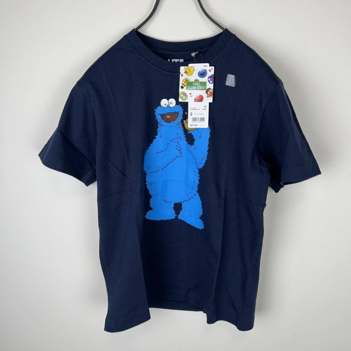 ユニクロ UNIQLO KAWS　カウズ　セサミストリート　半袖　Tシャツ　Sサイズ　ネイビー　クッキーモンスター_画像1