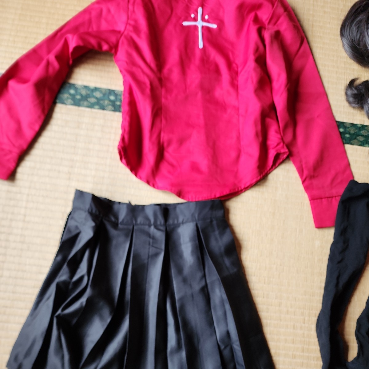 Fate/stay　night　遠坂凛 コスプレ　Mサイズ　赤シャツのマークは刺繍、ボタン付き　背中と脇チャック　短いスカートはチャック付き_画像8