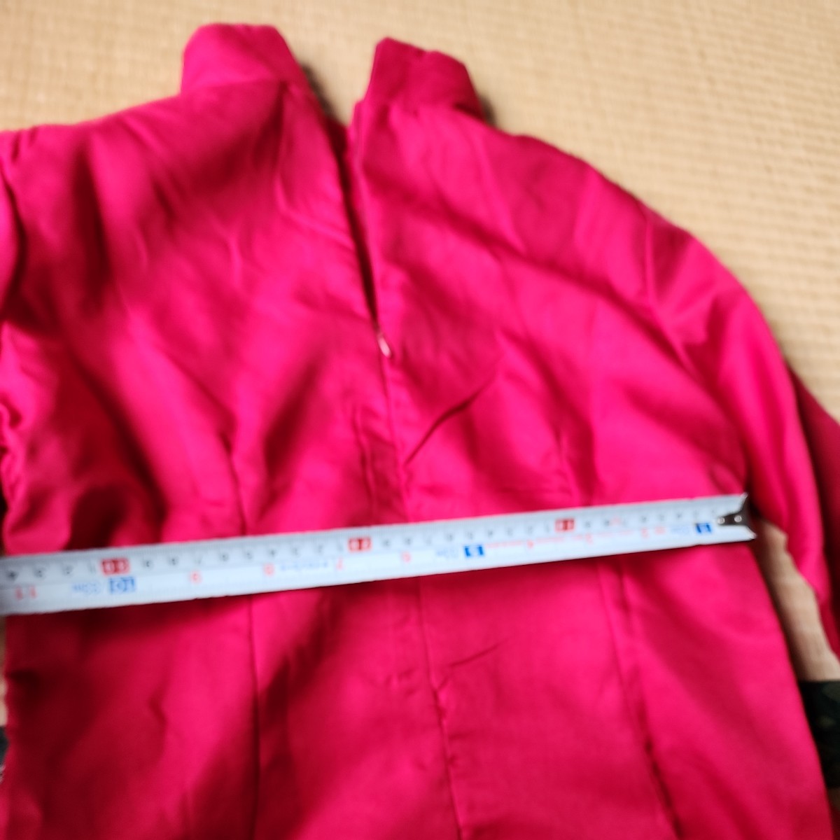Fate/stay　night　遠坂凛 コスプレ　Mサイズ　赤シャツのマークは刺繍、ボタン付き　背中と脇チャック　短いスカートはチャック付き_画像2
