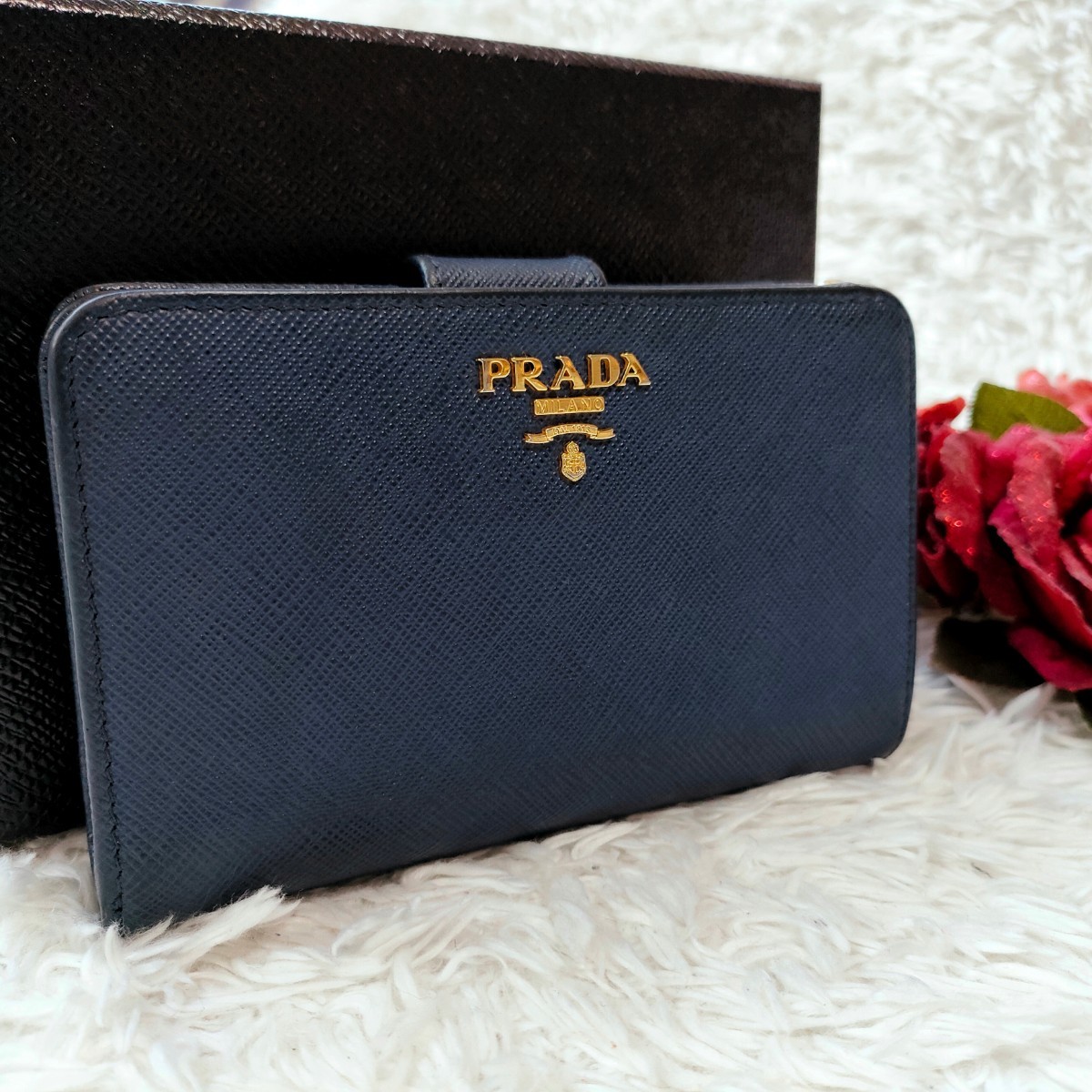 PRADA プラダ 折財布 サイフ 二つ折り バイフォールド L字ファスナー ゴールド金具 ロゴ金具 メタル サフィアーノ レザー 1ML225 ネイビーの画像1