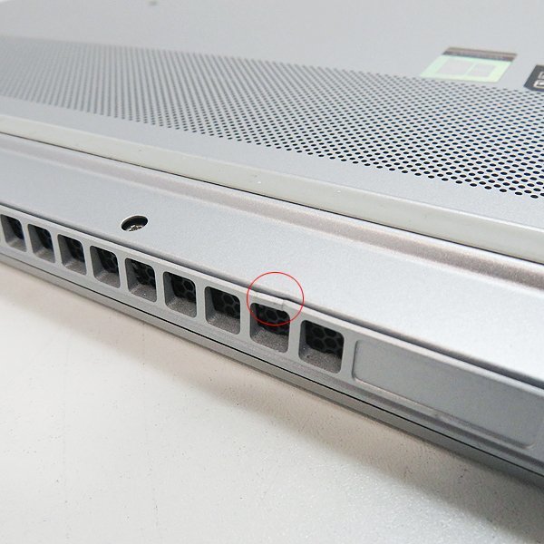 ◇ Mouse Computer X5-i7CMLAS-A【Core i7-10510U 1.8GHz/16GB/SSD 256GB（新品）/Win11-Pro/15インチ】_排熱口に小さなヒビがあります。