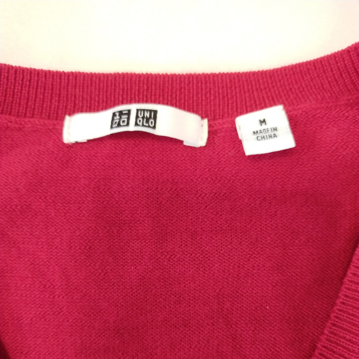 ユニクロ UNIQLO ニット セーター 秋冬　Мサイズ　WOOL　ウール　毛　100% 赤　薄手　メンズ Vネック　_画像3