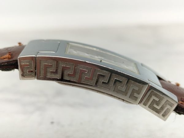 J20 1円～ 不動品 ヴェルサーチ VERSACE 990138-3362 クオーツ 腕時計 スクエア型 シルバー文字盤 ステンレス レディース 社外革ベルト_画像5