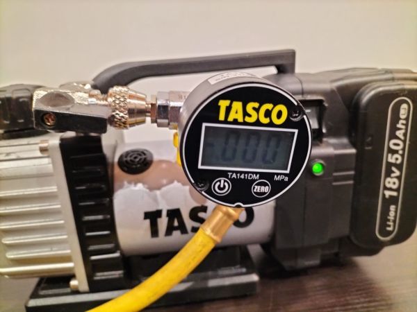 K30 1円～ 中古品 通電確認のみ確認済 イチネン TASCO タスコ TA150ZP-1 充電式真空ポンプ 省電力型ウルトラミニ ミニ真空ゲージキット_画像2