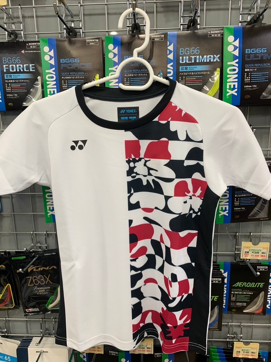 【10504J（011）J130】YONEX(ヨネックス) ジュニアゲームシャツ ホワイト　サイズ J130 新品未使用タグ付 バドミントン テニス 2023モデル _画像2