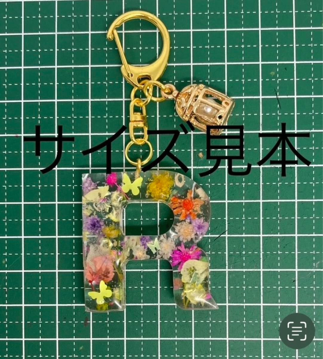 イニシャルキーホルダー　レジン　ハンドメイド　天然石　パワーストーン　ラピスラズリＲ