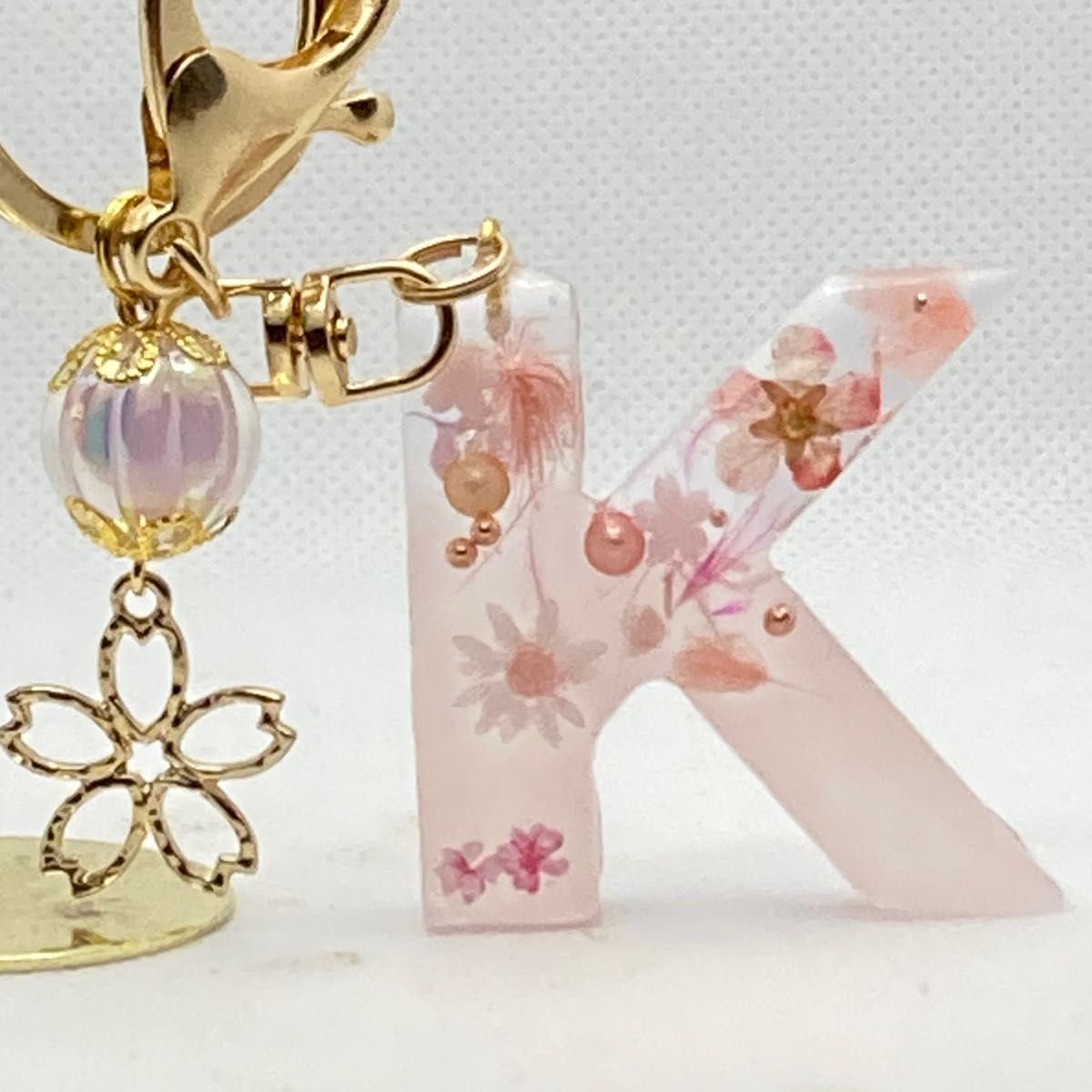 イニシャルキーホルダー レジン ハンドメイド ピンクのドライ イニシャルキーホルダー レジン ハンドメイド ピンクのドライ