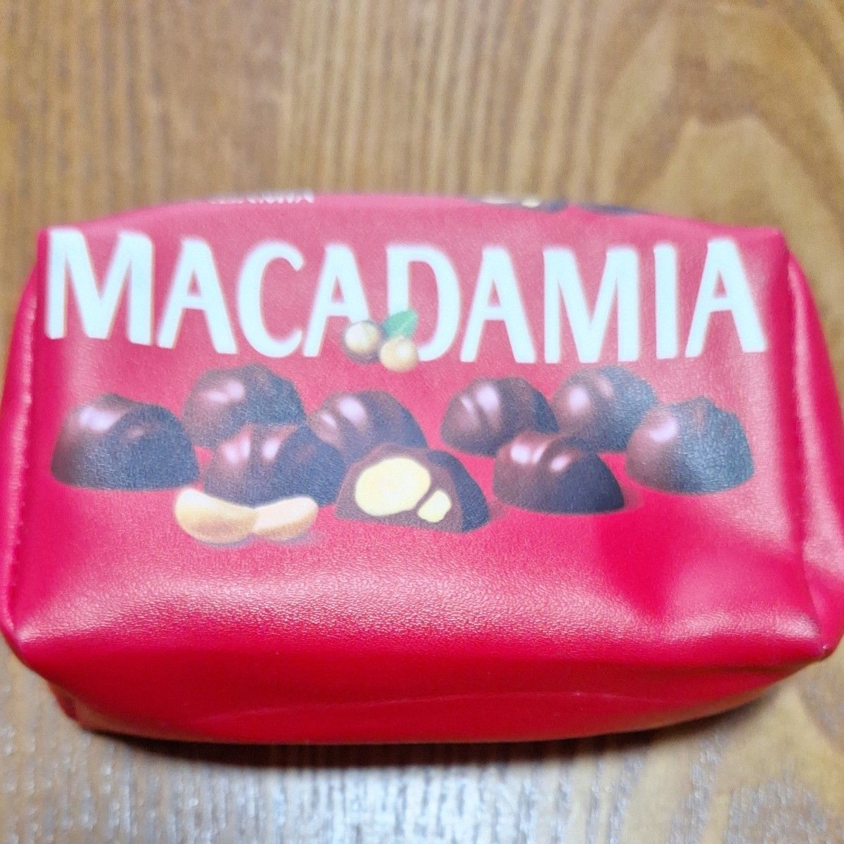 マカダミアナッツチョコレート　ポーチ