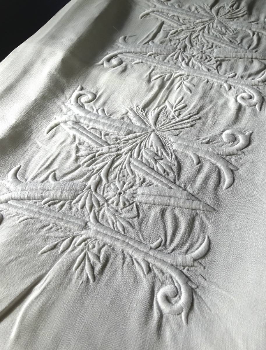 1900年初期 大判 刺繍はぎれ フランス 立体 モノグラム イニシャル 縫製 刺繍 スカラップ はぎれ 素材 リメイク パーツ アンティーク