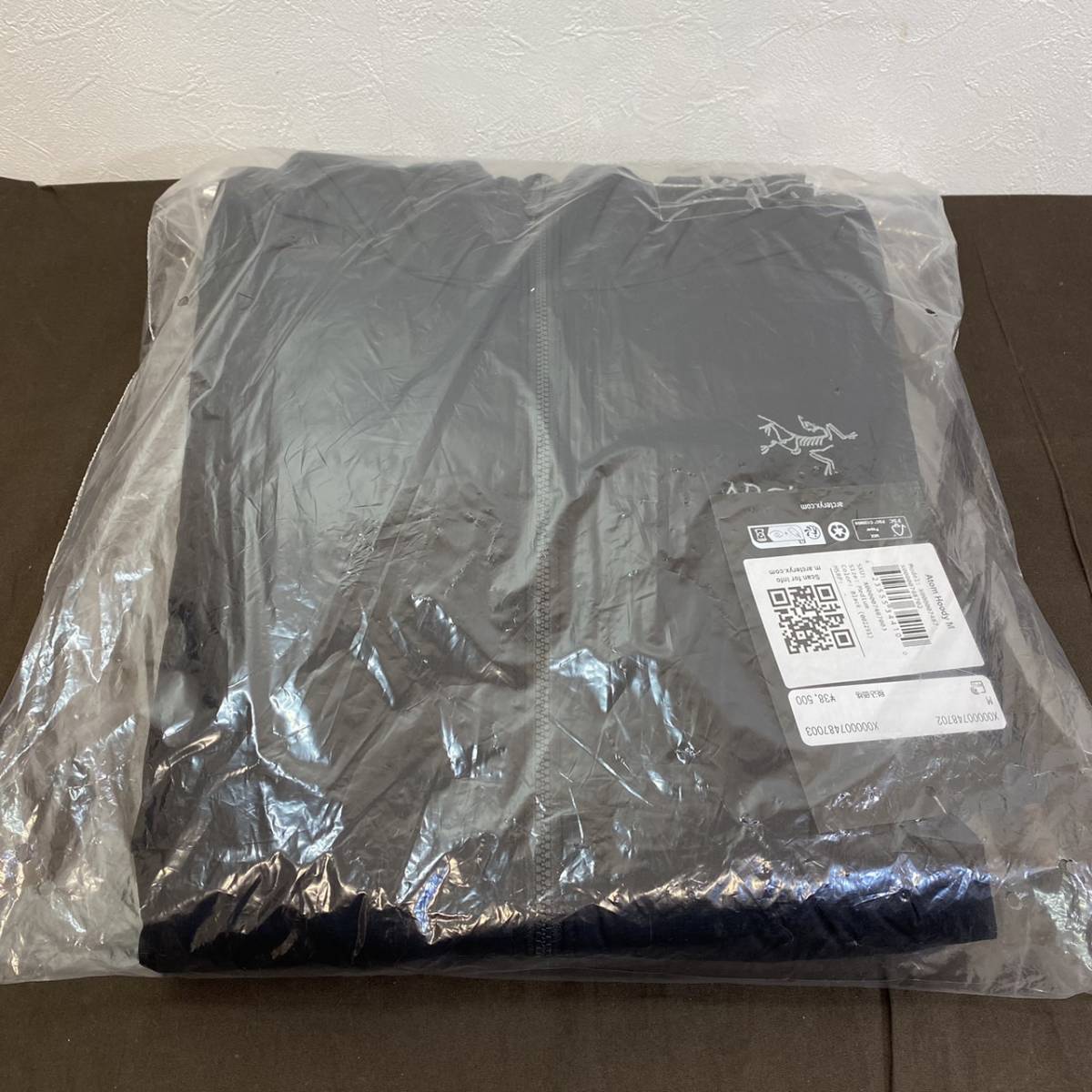 【MH-6353】新品未開封品 ARC’TERYX アークテリクス ATOM HOODY アトムフーディー ブラック メンズ Mサイズ X000007487 品薄_画像4